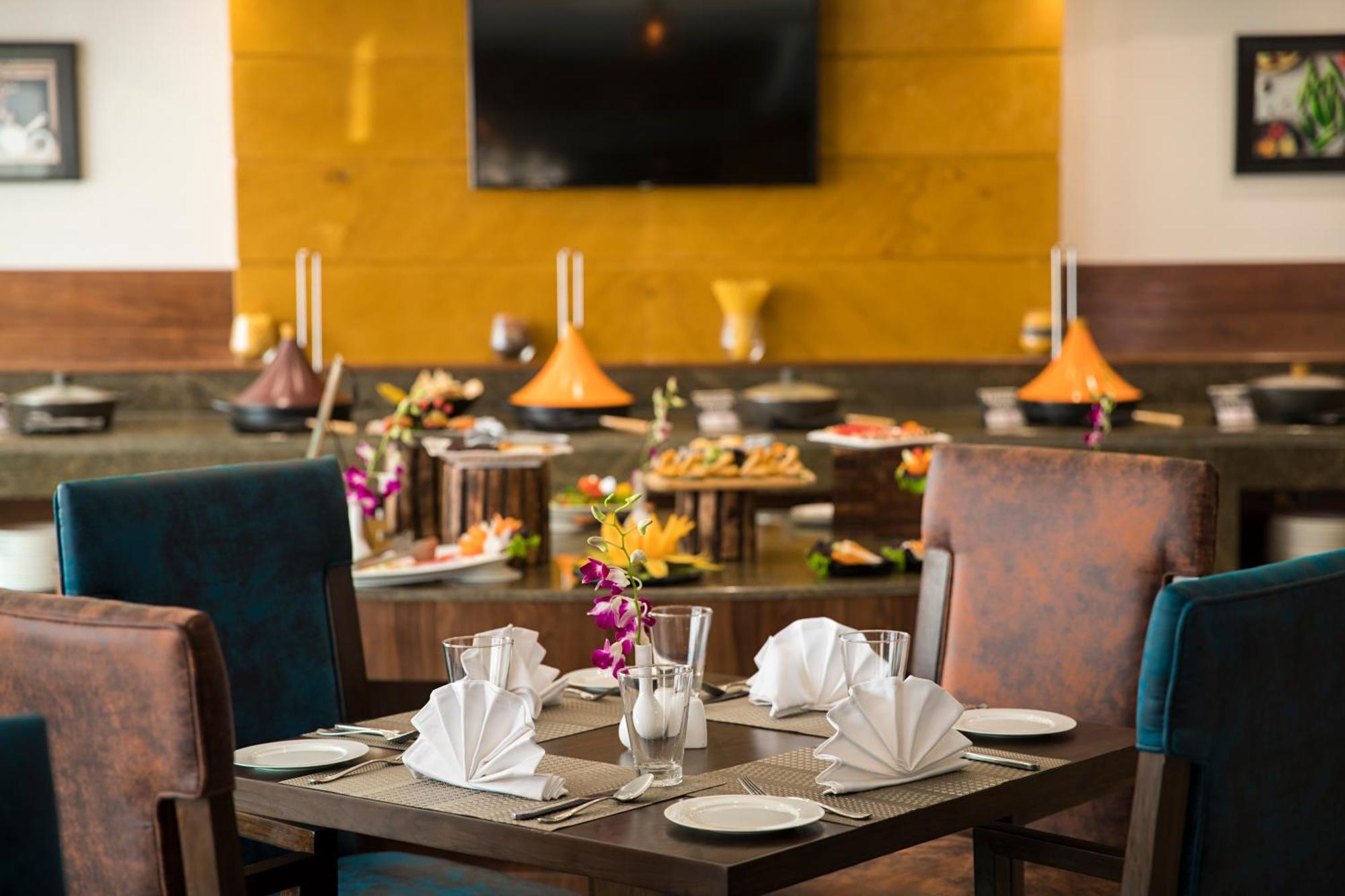 Regenta Central Cassia Zirakpur Chandigarh Exteriör bild