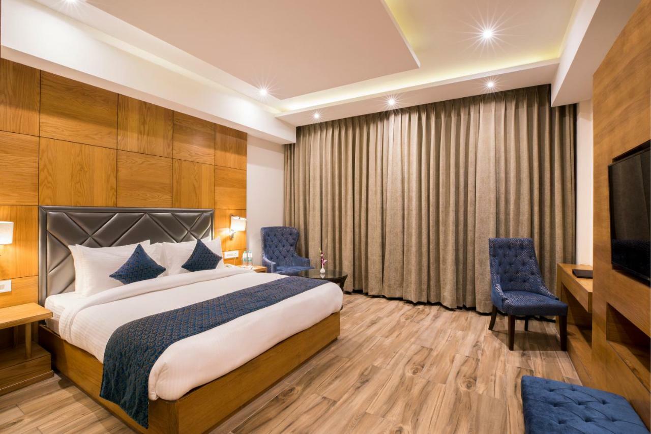 Regenta Central Cassia Zirakpur Chandigarh Exteriör bild