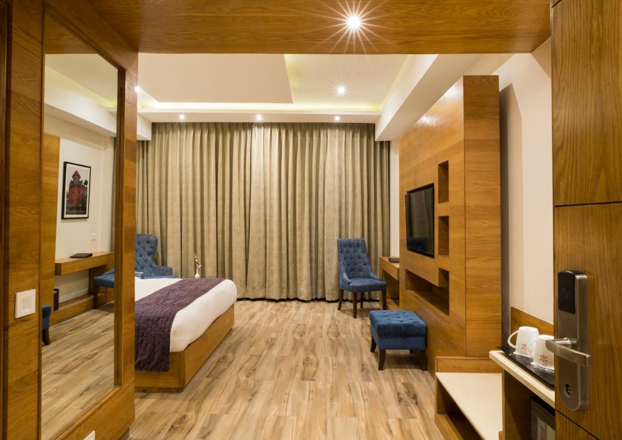 Regenta Central Cassia Zirakpur Chandigarh Exteriör bild