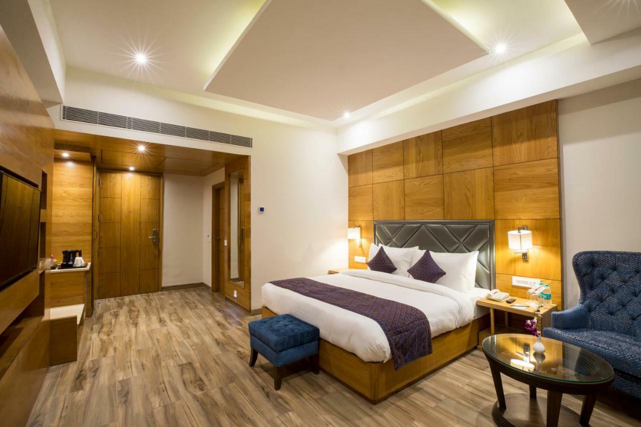 Regenta Central Cassia Zirakpur Chandigarh Exteriör bild