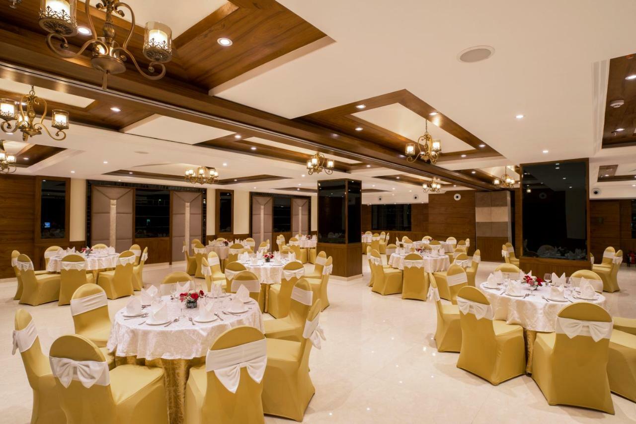 Regenta Central Cassia Zirakpur Chandigarh Exteriör bild