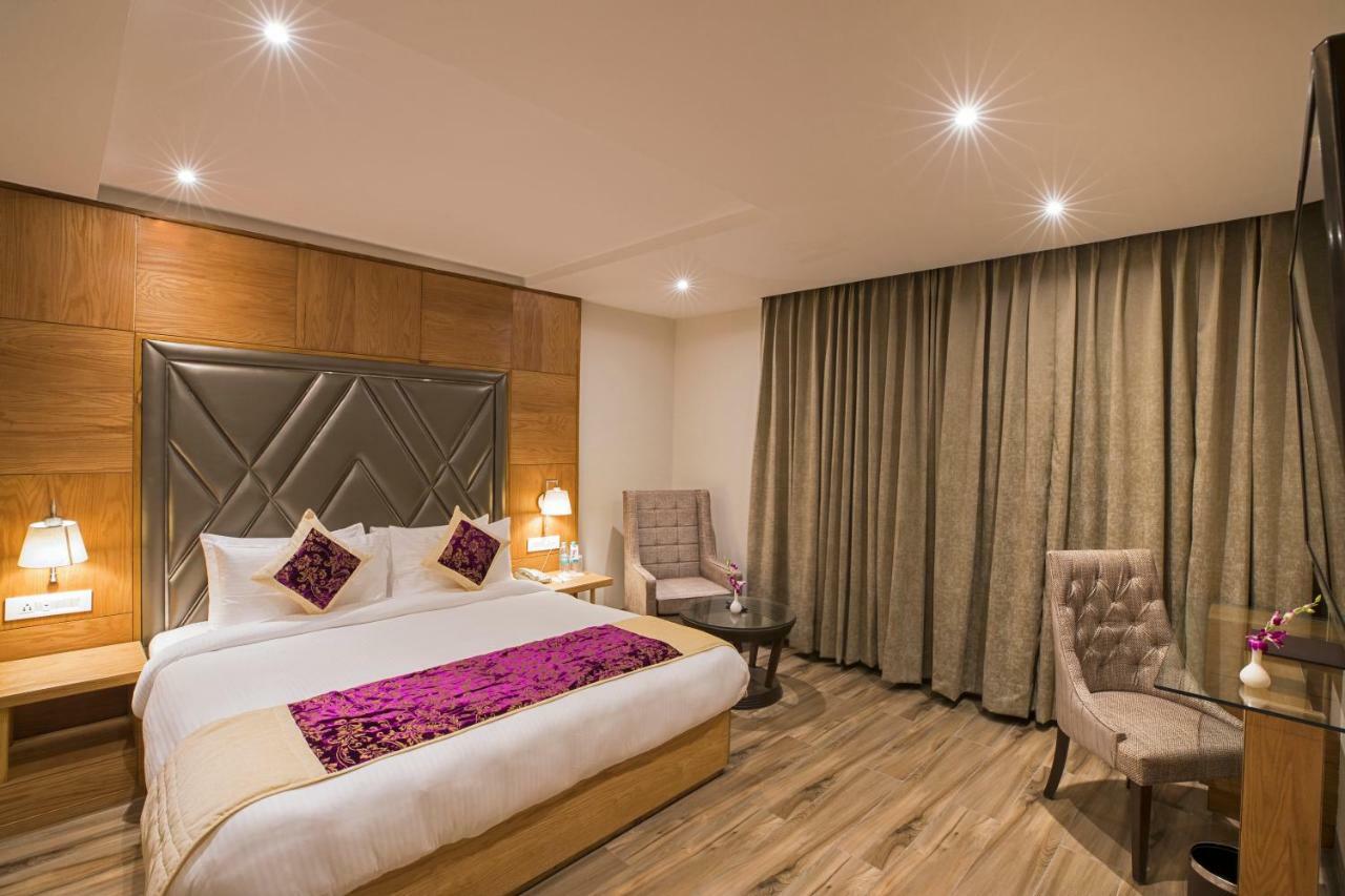 Regenta Central Cassia Zirakpur Chandigarh Exteriör bild
