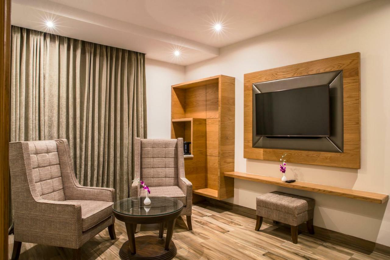 Regenta Central Cassia Zirakpur Chandigarh Exteriör bild