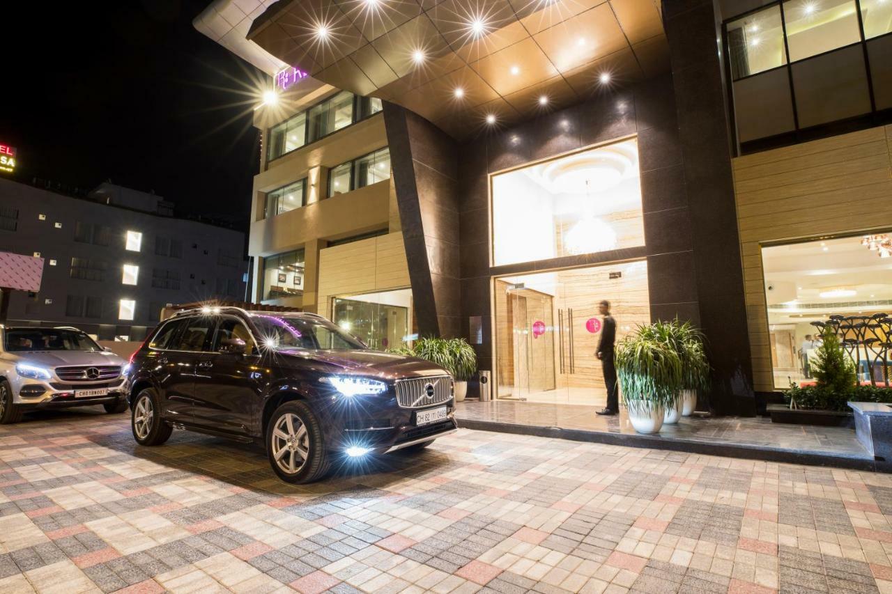 Regenta Central Cassia Zirakpur Chandigarh Exteriör bild